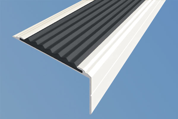 Алюминиевый накладной угол Премиум 50 мм цвета глянцевого белого с одной ставкой против скольжения