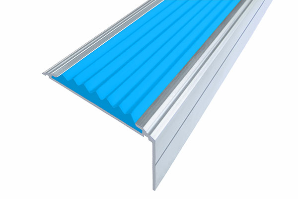 Алюминиевая анодированная накладной угол Премиум 50 мм с одной вставкой голубого цвета против скольжения
